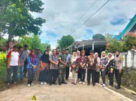 PENEMPELAN STIKER PKH DI PADUKUHAN WARENG